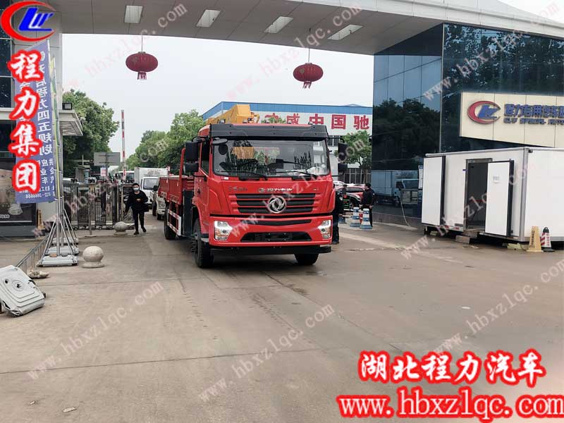 東風暢行隨車吊已經出廠發(fā)往客戶所在地