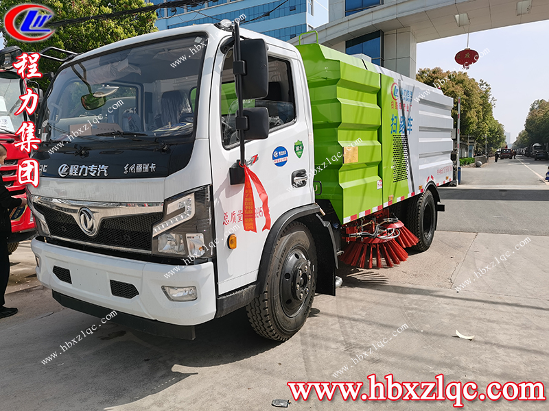 程力集團東風福瑞卡掃路車，北京客戶到廠自提車并學習操作方法